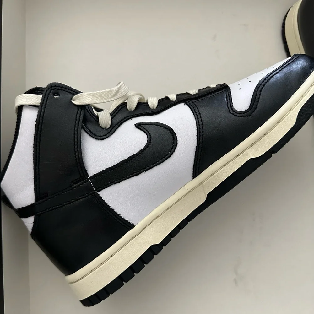 Women’s Dunks Nike High Top - Picture 4 of 6